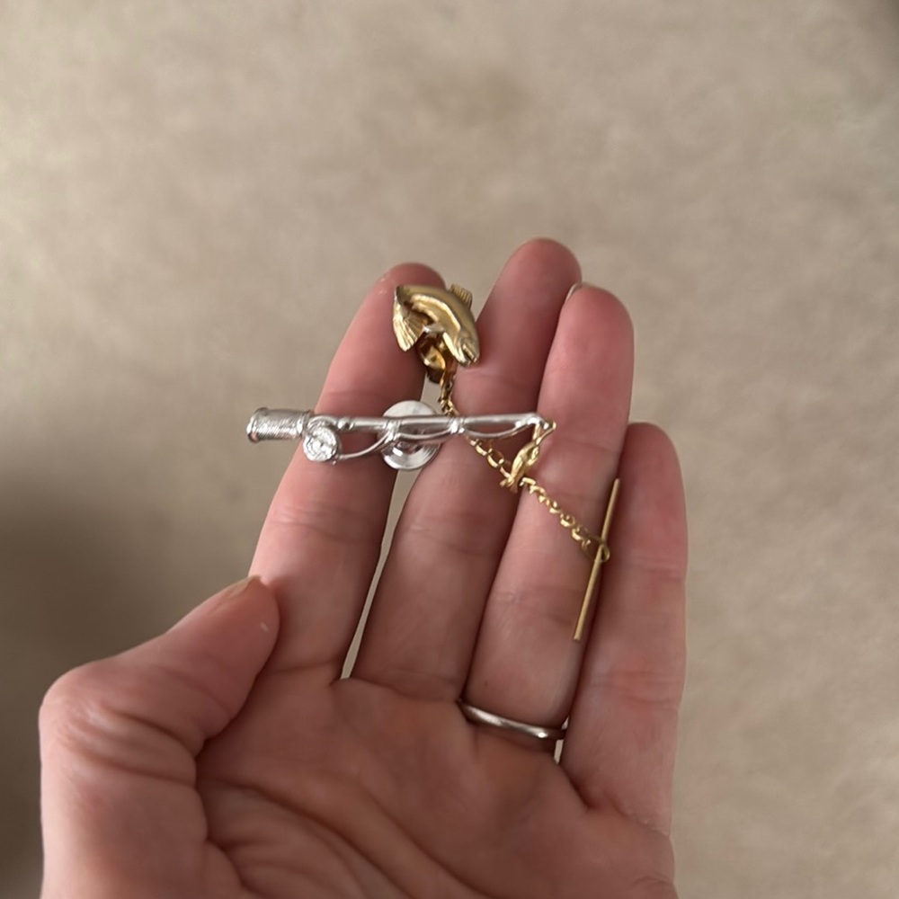 Fishing pole w/dangling fish and fish tie pin